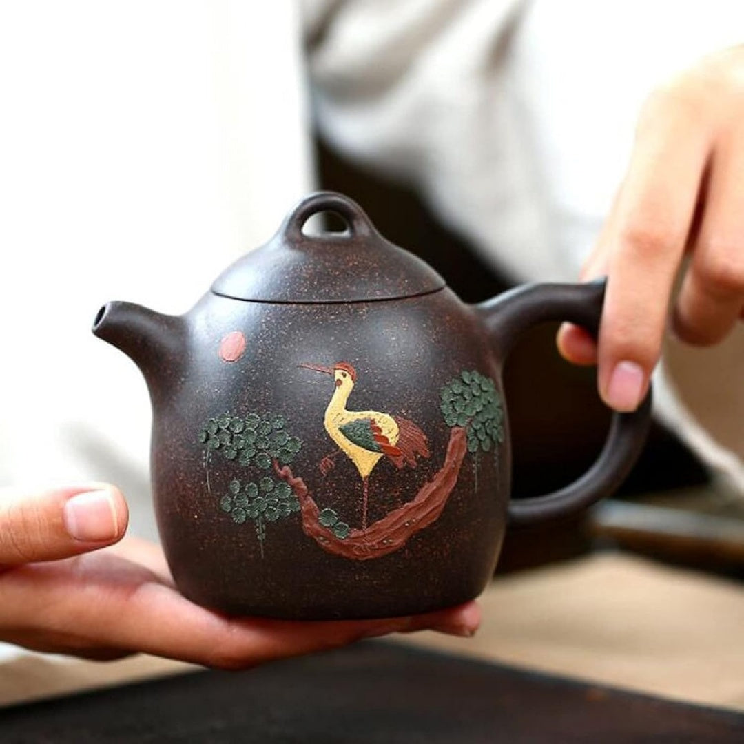 Infuso da condividere con un servizio coordinato con elementi in ceramica e di colore nero e viola